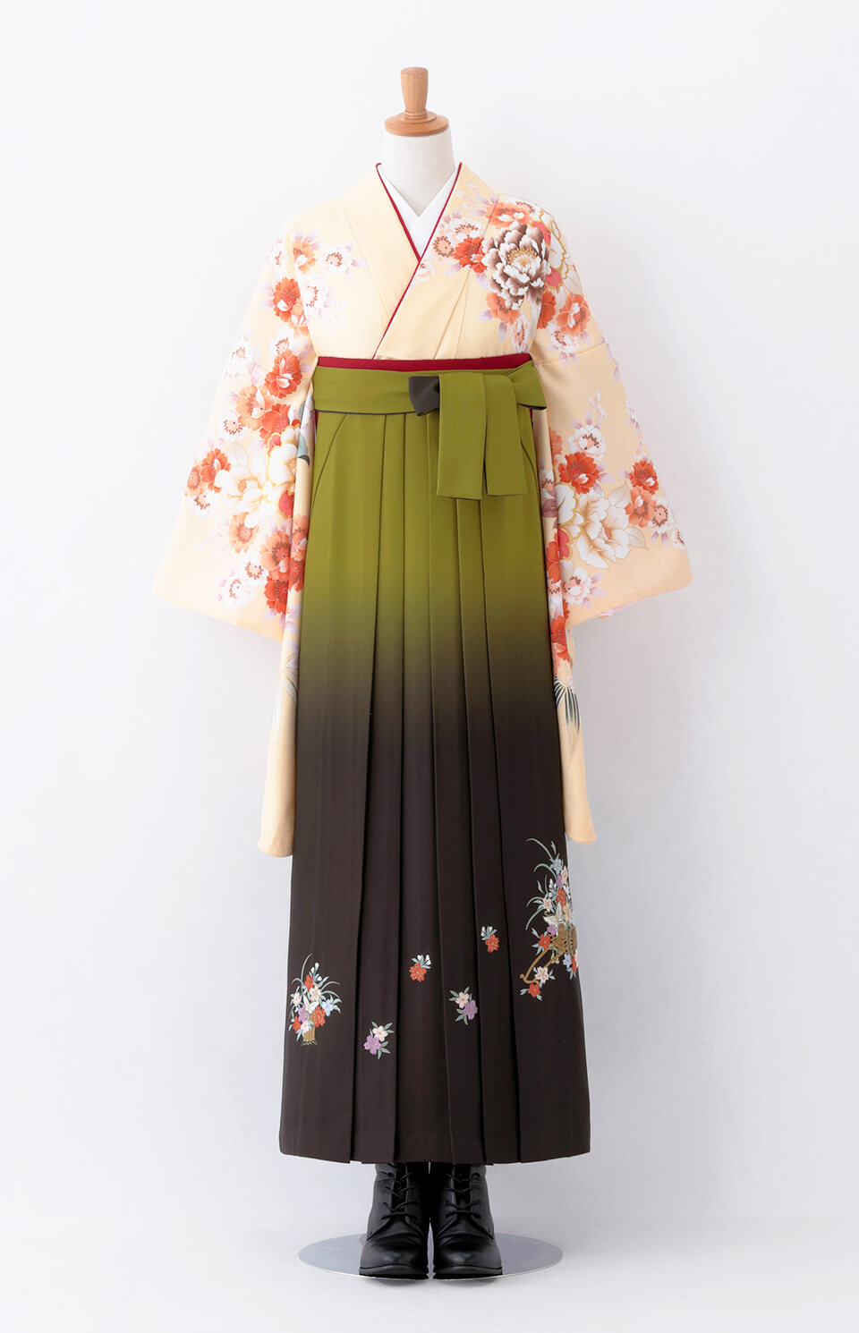 〈着物〉クリーム色 牡丹と椿柄着物 〈袴〉濃緑色&抹茶色ぼかし 花車の刺繍袴 【T082】
